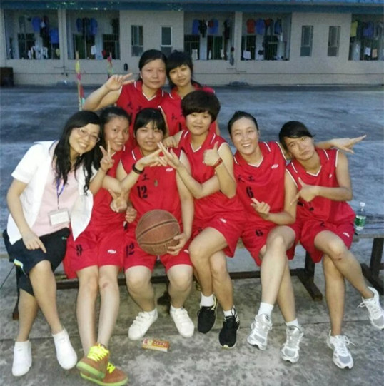 侨洋实业篮球场上的女汉子 侨洋实业篮球场上的女汉子