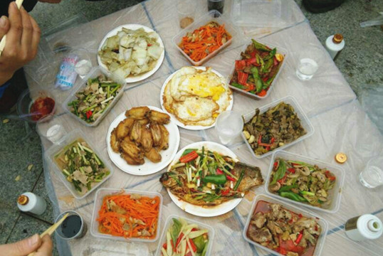 侨洋实业伙伴的辛勤劳作成果,丰盛的午餐 侨洋实业伙伴的辛勤劳作成果,丰盛的午餐